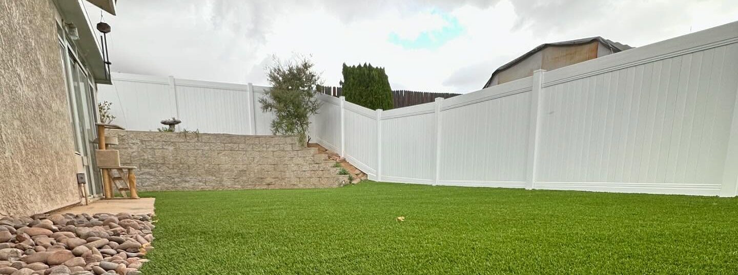 Oak Hills artificial grass & Vinyl Fencing, Backyard Yucaipa CA, Vinyl Fencing & Patio Covers, Green-R Turf of Coachella Valley